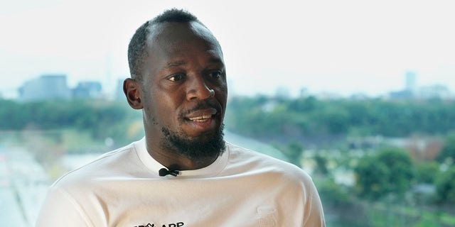 El velocista jamaicano retirado Usain Bolt habla durante una entrevista en Tokio el 1 de diciembre de 2022. 
