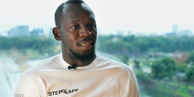 El velocista jamaicano retirado Usain Bolt habla durante una entrevista en Tokio el 1 de diciembre de 2022. 