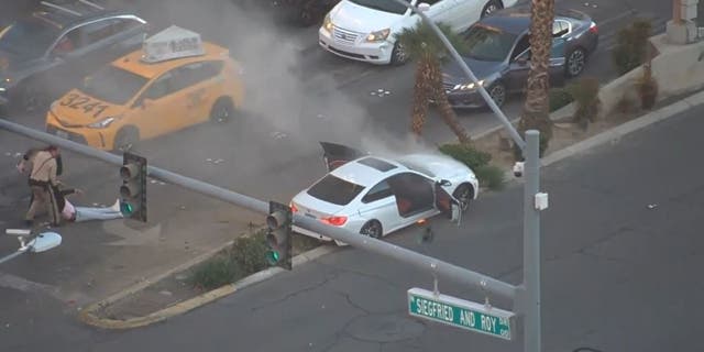 Las Vegas Police Officer, Good Samaritan Pull Crashed Motorist To ...