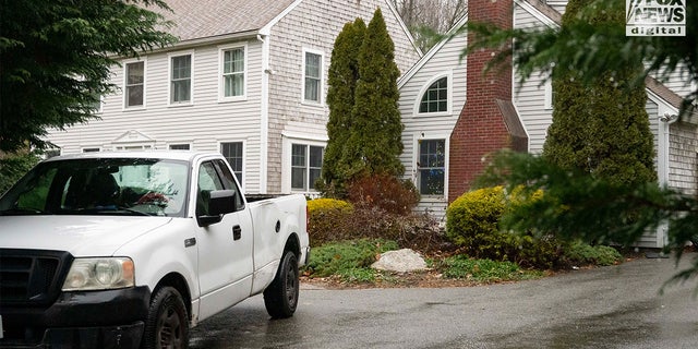Egy teherautó ül Ana Walshe otthona előtt Cohassetben, Massachusettsben 2023. január 6-án.  Walsh eltűnését jelentették, és utoljára újév napján látták.