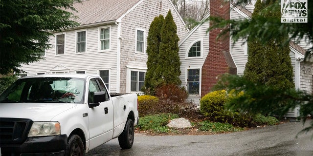 Un camion se trouve devant la maison d'Ana Walshe à Cohasset, Massachusetts, le 6 janvier 2023.  Walshe a été porté disparu et a été vu pour la dernière fois le jour de l'an.