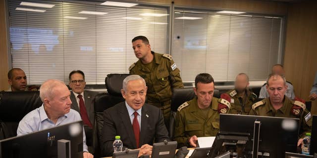 Perdana Menteri Israel Benjamin Netanyahu memandang latihan yang sedang berlangsung dengan AS
