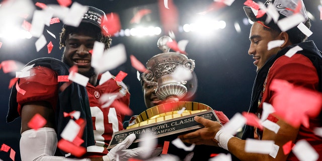 Will Anderson Jr., de Alabama, a la izquierda, Jordan Battle, al centro, y Bryce Young celebran después de su victoria en el Sugar Bowl sobre Kansas State, el sábado 31 de diciembre de 2022, en Nueva Orleans.