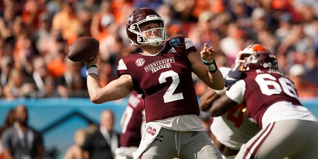 El mariscal de campo de los Mississippi State Bulldogs, Will Rogers (2), lanza un pase durante el partido de fútbol americano universitario ReliaQuest Bowl contra Illinois Fighting Illini en el Estadio Raymond James en Tampa FL el 2 de enero de 2023.