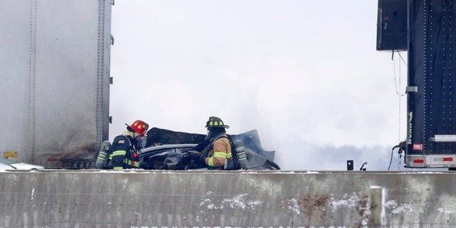 Equipes de emergência respondem a um acidente de vários veículos nas pistas norte e sul da Interestadual 39/90 ao norte do viaduto East Creek Road em 27 de janeiro de 2023 em Turtle, Wisconsin.