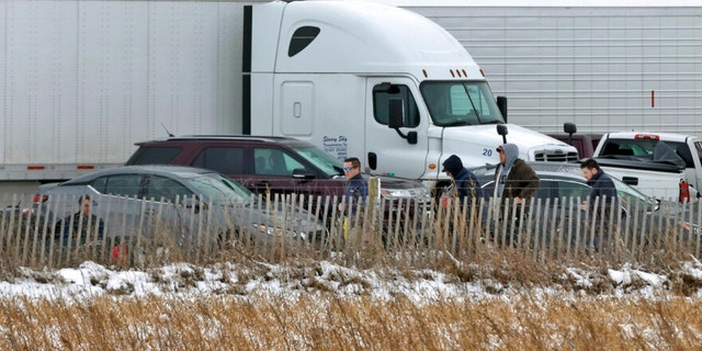 Equipes de emergência respondem a um acidente de vários veículos nas pistas norte e sul da Interestadual 39/90 na sexta-feira, 27 de janeiro de 2023 em Turtle, Wisconsin.