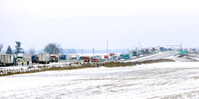 Hulpdiensten reageren op een ongeval met meerdere voertuigen op zowel de noordelijke als de zuidelijke rijstroken van de Interstate 39/90 op vrijdag 27 januari 2023 in Turtle, Wisconsin.