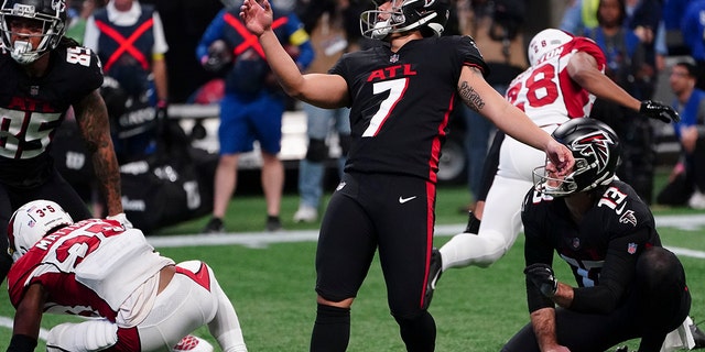 Atlanta Falcons place kicker Younghoe Koo, of South Korea (7) kicks the game-winning field goal against the Arizona Cardinals during the second half of an NFL football game, Sunday, Jan. 1, 2023, in Atlanta. 