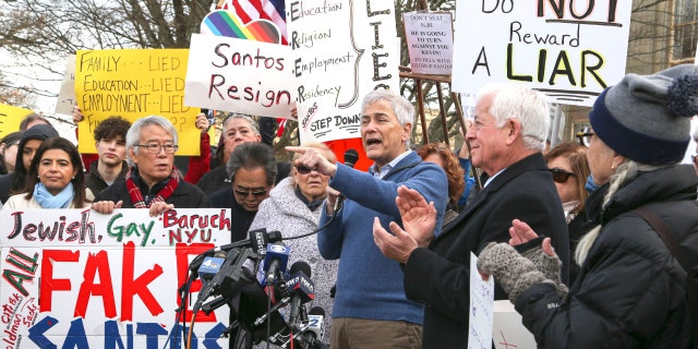 El excandidato demócrata al Congreso, Robert Zimmerman, habla en un mitin en Mineola, Nueva York, el 29 de diciembre de 2022.