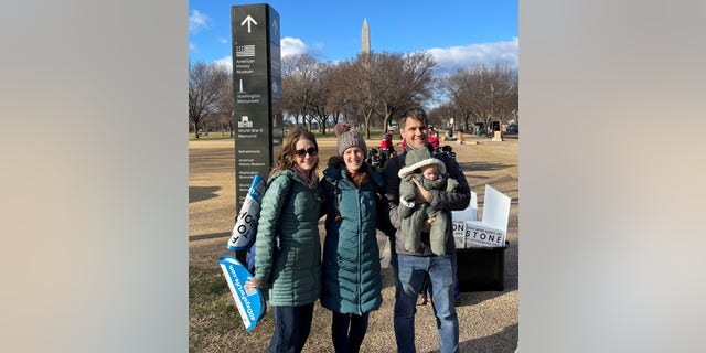 McDonald ailesi, Down sendromlu yeni doğan bebekleri Virginia Grace ile Dallas, Teksas'tan Washington, DC'deki March for Life'a seyahat etti.