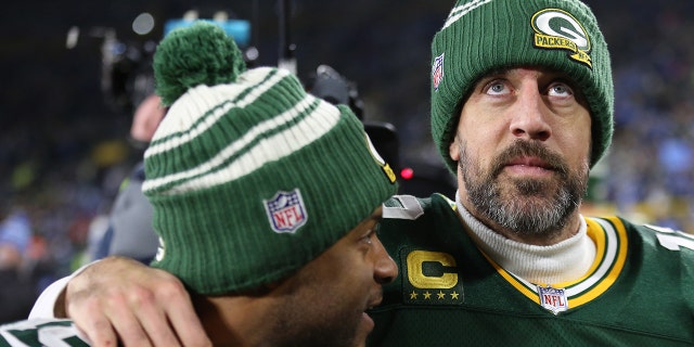 El mariscal de campo de los Green Bay Packers, Aaron Rodgers, No. 12, y el receptor abierto de los Green Bay Packers, Randall Cobb, No. 18, abandonan el campo después de un juego entre los Green Bay Packers y los Detroit Lions en Lambeau Field el 8 de enero de 2023 en Green Bay. Wisconsin.