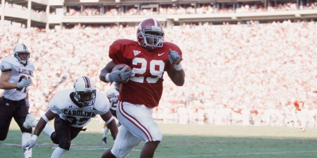 Ahmaad Galloway de Alabama Crimson Tide corre con el balón contra los South Carolina Gamecocks el 30 de septiembre de 2000.