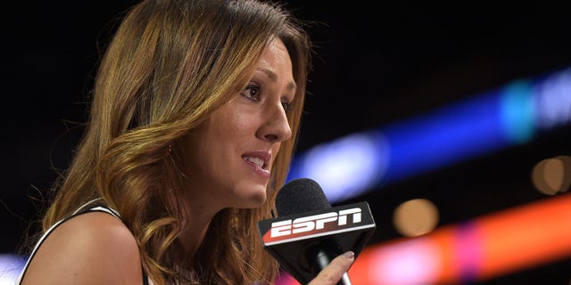La journaliste d'ESPN Allison Williams rapporte lors d'un match entre les Clemson Tigers et les Duke Blue Devils lors du deuxième tour du tournoi de basket-ball de l'ACC au Barclays Center le 8 mars 2017, dans le quartier de Brooklyn à Nueva York.