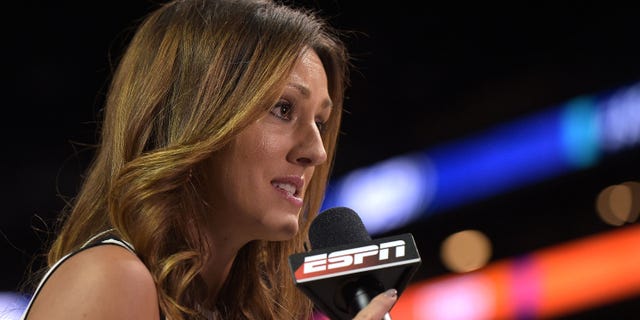 La journaliste d'ESPN Allison Williams rapporte lors d'un match entre les Clemson Tigers et les Duke Blue Devils lors du deuxième tour du tournoi de basket-ball de l'ACC au Barclays Center le 8 mars 2017, dans le quartier de Brooklyn à Nueva York.