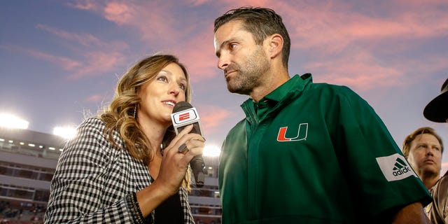 La reportera de ESPN Allison Williams entrevista al entrenador en jefe de los Miami Hurricanes, Manny Diaz, después de un partido contra los Florida State Seminoles en el Doak Campbell Stadium en Bobby Bowden Field el 2 de noviembre de 2019 en Tallahassee, Florida.  