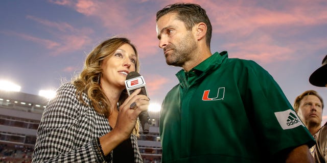 La reportera de ESPN Allison Williams entrevista al entrenador en jefe de los Miami Hurricanes, Manny Diaz, después de un partido contra los Florida State Seminoles en el Doak Campbell Stadium en Bobby Bowden Field el 2 de noviembre de 2019 en Tallahassee, Florida.  