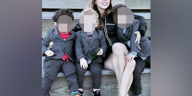 آنا والش تحمل أطفالها الثلاثة في منشور على إنستغرام في أكتوبر 2022.
