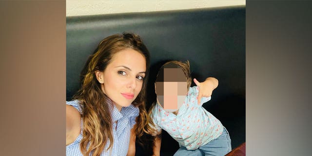 آنا والش تلتقط صورة سيلفي مع أحد أبنائها في منشور على إنستغرام في سبتمبر 2022.
