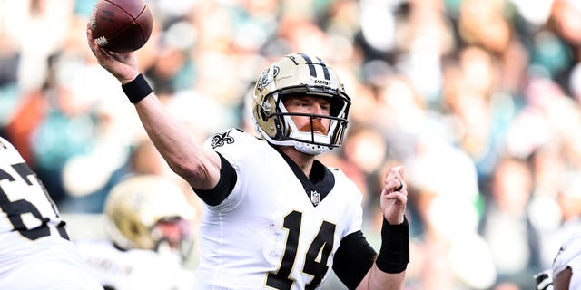 Andy Dalton #14 de los New Orleans Saints pasa contra los Philadelphia Eagles durante el tercer cuarto en el Lincoln Financial Field el 1 de enero de 2023 en Filadelfia, Pensilvania. 