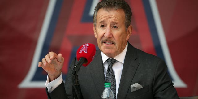 El propietario de Los Angeles Angels, Arte Moreno, responde preguntas durante una conferencia de prensa para presentar a Anthony Rendon en el Angel Stadium de Anaheim el 14 de diciembre de 2019 en Anaheim, California.