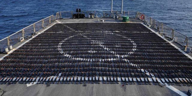 2.000 khẩu súng trường tấn công bị Hải quân Mỹ tịch thu từ những kẻ buôn lậu Iran.
