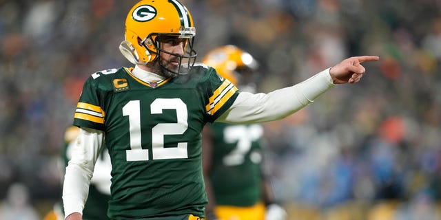 Aaron Rodgers (12) de los Green Bay Packers reacciona después de lanzar un pase de touchdown en el tercer cuarto contra los Detroit Lions en Lambeau Field el 8 de enero de 2023 en Green Bay, Wisconsin.