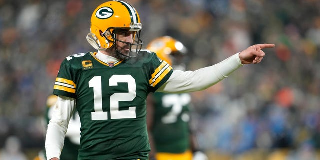 Aaron Rodgers (12) de los Green Bay Packers reacciona después de lanzar un pase de touchdown en el tercer cuarto contra los Detroit Lions en Lambeau Field el 8 de enero de 2023 en Green Bay, Wisconsin.