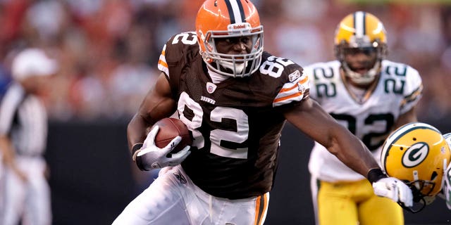 Cleveland Browns Benjamin Watson (82) in action vs Green Bay Packers during preseason game at Cleveland Browns Stadium. Cleveland.