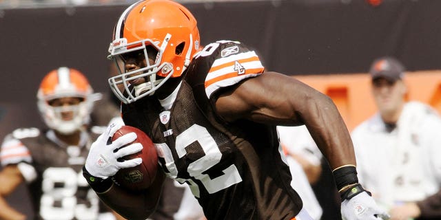 El apretado final de los Cleveland Browns, Ben Watson #82, lleva el balón después de atrapar un pase durante un juego con los Kansas City Chiefs el 19 de septiembre de 2010 en el estadio de los Cleveland Browns en Cleveland.