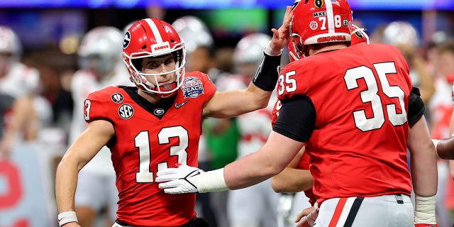 Stetson Bennett #13 dari Georgia Bulldogs bereaksi setelah gol lapangan pada babak pertama melawan Ohio State Buckeyes di Chick-fil-A Peach Bowl di Stadion Mercedes-Benz pada 31 Desember 2022 di Atlanta, Georgia. 