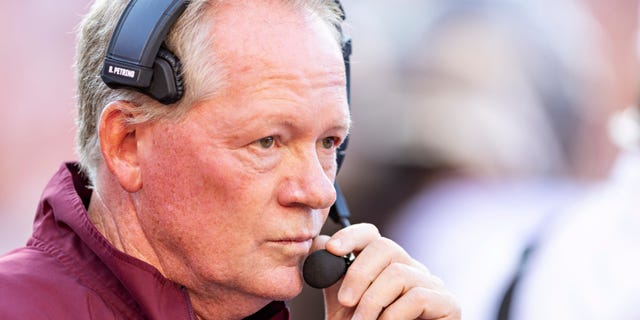 El entrenador en jefe de los Missouri State Bears, Bobby Petrino, al margen durante un partido contra los Arkansas Razorbacks en el Donald W. Reynolds Razorback Stadium el 17 de septiembre de 2022 en Fayetteville, Ark.  