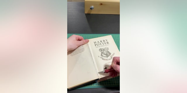 Se muestra a una encuadernadora llamada Laur Flom en Toronto quitando páginas de un libro de "Harry Potter" de JK Rowling, de modo que el nombre de Rowling se elimina por completo del libro, tanto por dentro como por fuera. Luego vuelve a encuadernar y revende los libros a los compradores interesados.