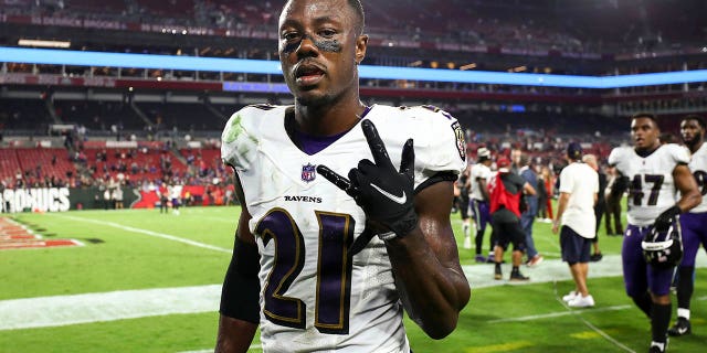 Brandon Stephens de los Baltimore Ravens después de un partido contra los Tampa Bay Buccaneers el 27 de octubre de 2022 en Tampa, Florida.