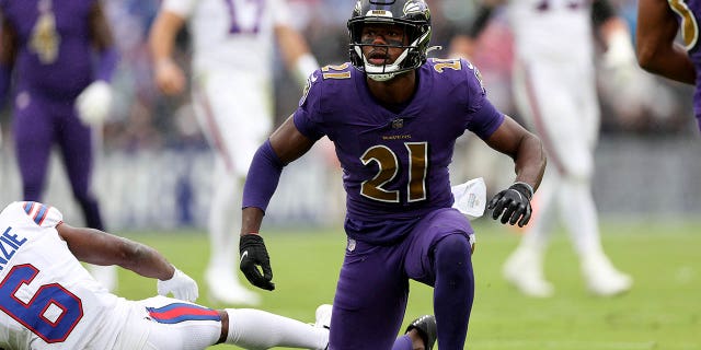 Brandon Stephens de los Baltimore Ravens reacciona después de romper un pase contra los Buffalo Bills el 2 de octubre de 2022 en Baltimore.