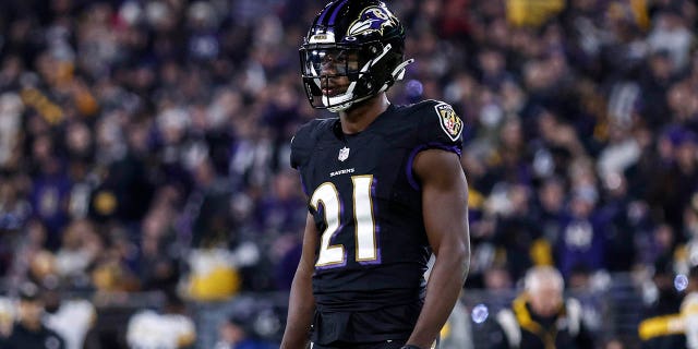 Brandon Stephens de los Baltimore Ravens mira durante un partido contra los Pittsburgh Steelers el 1 de enero de 2023 en Baltimore.