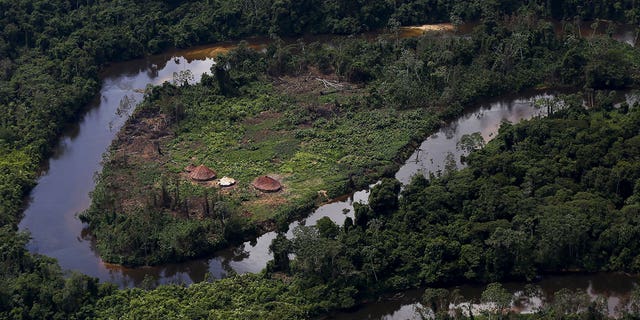 Ein Dorf indigener Yanomami wird am 18. April 2016 während einer Umweltaktion gegen den illegalen Goldabbau auf indigenem Land im brasilianischen Bundesstaat Roraima gesehen.