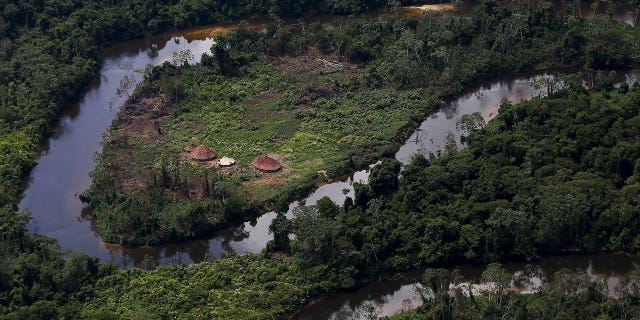 Ein Dorf indigener Yanomami wird am 18. April 2016 während einer Umweltaktion gegen den illegalen Goldabbau auf indigenem Land im brasilianischen Bundesstaat Roraima gesehen.