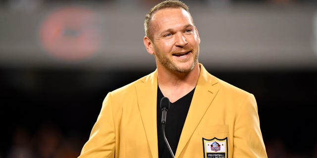 Brian Urlacher es honrado con una ceremonia de Anillo de Excelencia por su reciente inducción al Salón de la Fama de Soldier Field el 17 de septiembre de 2018 en Chicago, Illinois.