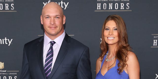 El ex corredor de los Chicago Bears, Brian Urlacher, asiste a los premios NFL 2015 en el Centro de Convenciones de Phoenix el 31 de enero de 2015 en Phoenix, Arizona.