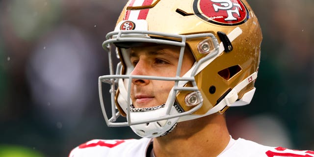 Brock Purdy de los San Francisco 49ers se calienta antes del juego de campeonato de la NFC contra los Eagles en el Lincoln Financial Field el 29 de enero de 2023 en Filadelfia.