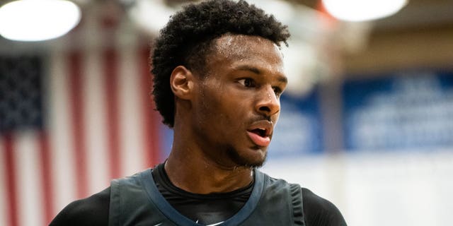 Bronnie James, 12 Aralık 2022'de Chatsworth, California'da Sierra Canyon Lisesi'nde Sierra Canyon vs Christ the King erkek basketbol maçını izliyor.