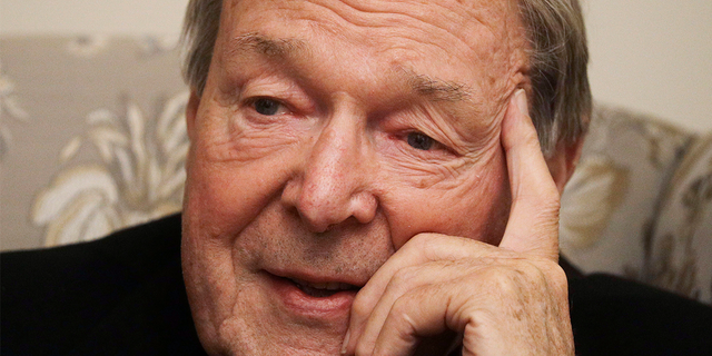 Kardinal George Pell, 30 Kasım 2020'de Roma'daki Vatikan yakınlarındaki konutunda yaptığı röportajda bir gazetecinin sorusunu yanıtlıyor.
