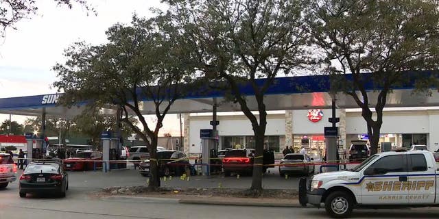 Dua pria tewas ketika setidaknya tiga penembak melepaskan 50 hingga 70 tembakan ke kendaraan mereka di sebuah pompa bensin di daerah Houston. 