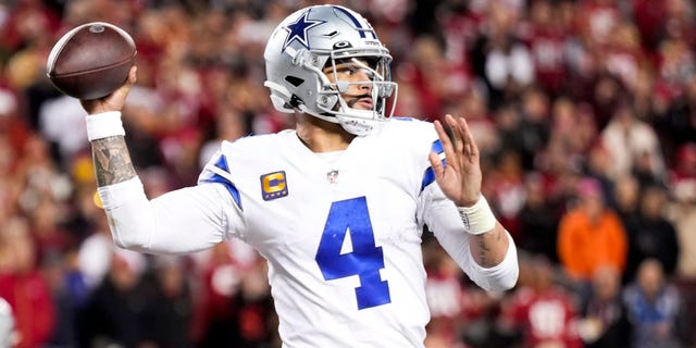 Dak Prescott de los Dallas Cowboys lanza un pase contra los San Francisco 49ers durante el último cuarto del partido de la Ronda Divisional de la NFC en el Levi's Stadium el 22 de enero de 2023 en Santa Clara, California.