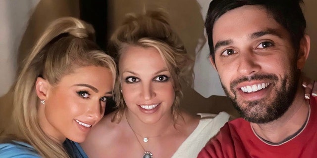 Hayranlar, Hilton, Britney Spears ve Cade Hudson ile bu fotoğrafın gerçekliğiyle ilgili endişelerini dile getirmek için Paris Hilton'un Instagram'daki yorum bölümüne gitti.  Birkaç kullanıcı, Spears'ın kolyelerinin nasıl göründüğüne dikkat çekti.