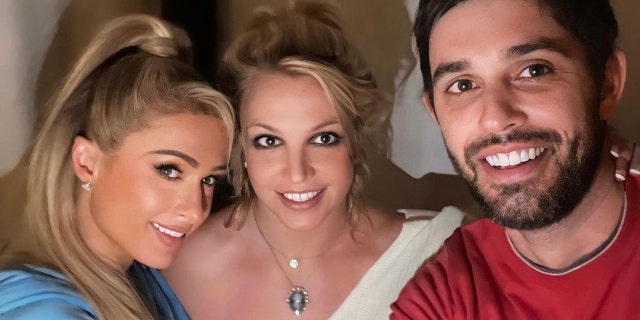 Les fans se sont rendus dans la section des commentaires de Paris Hilton sur Instagram pour exprimer leurs inquiétudes quant à l'authenticité de cette photo avec Hilton, Britney Spears et Cade Hudson.  Plusieurs utilisateurs ont attiré l'attention sur l'apparition des colliers de Spears.