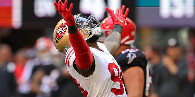 Charles Omenihu de los San Francisco 49ers reacciona después de una captura durante el segundo cuarto contra los Atlanta Falcons en el Mercedes-Benz Stadium el 16 de octubre de 2022 en Atlanta.