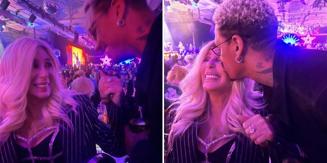 Cher celebró su noche de fiesta con su novio Alexander Edwards.