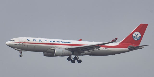 Un vol de Sichuan Airlines vole avant d'atterrir à Bruxelles, en Belgique, le 30 janvier 2022.