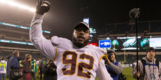 Chris Baker #92 celebra su victoria en la División Este de la NFC sobre los Philadelphia Eagles el 26 de diciembre de 2015 en el Lincoln Financial Field de Filadelfia.